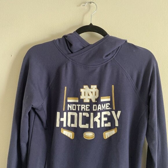 Under Armour Notre Dame Hockey Women SZ XS Navy Blue Hooded L/S Pocketed T-Shirt - Picture 3 of 10